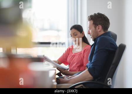 Kollegen in der Diskussion am Schreibtisch Stockfoto