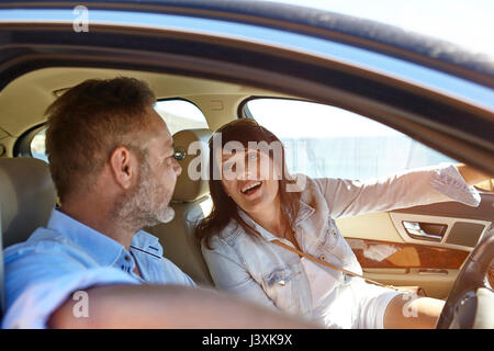 Paar im Auto, Mann, Frau, zeigen, Lachen Stockfoto
