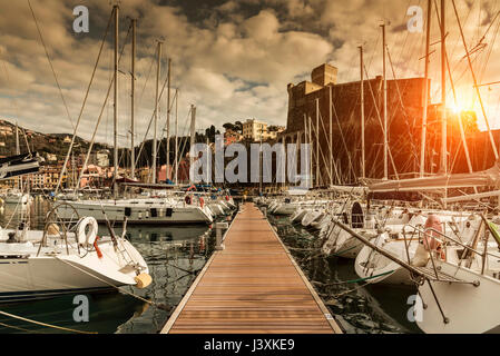 Blick auf die Waterfront Yachten und schloss bei Sonnenuntergang, Rapallo, Ligurien, Italien Stockfoto