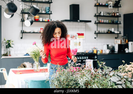 Weibliche Blumengeschäft Blumen arrangieren für blumenarrangierens workshop Anzeige Stockfoto
