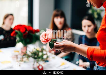 Florist, Rose, die den Studenten in blumenarrangierens Workshop Stockfoto