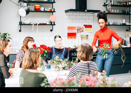 Florist Studenten in blumenarrangierens Workshop Stockfoto