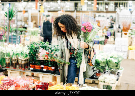 Weibliche florist Auswahl Blumen an neuen Covent Garden Flower Market, London, UK Stockfoto