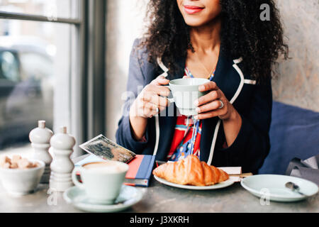 Schuss von Frau, die Kaffeetasse im Café beschnitten Stockfoto