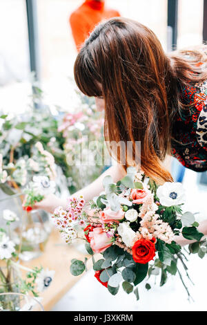 Florist student Auswahl Blumen bei Blume ordnen Workshop Stockfoto