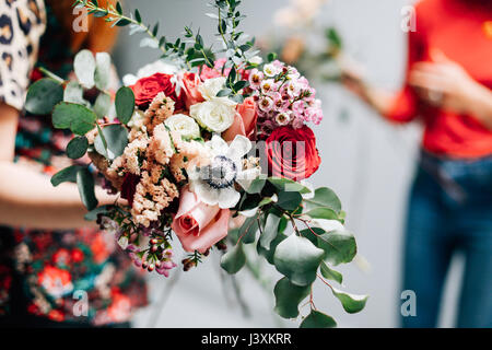 Florist student Holding Bündel Blumen bei Blume ordnen Workshop Stockfoto