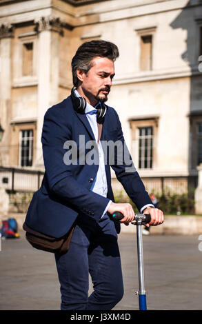 Geschäftsmann auf Roller, London, UK Stockfoto