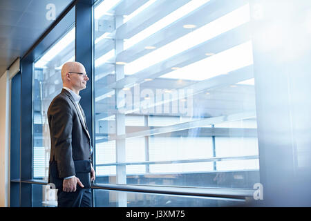 Reife Geschäftsmann Bürofenster durchsehen Stockfoto