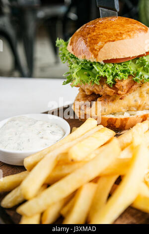 Fisch Filet Burger mit Pommes und Sauce Tartare Set Snack Essen Stockfoto