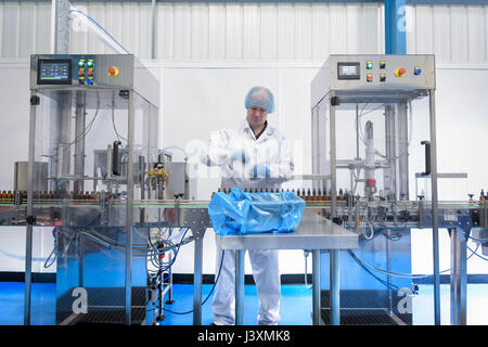 Pharmazeutische Industrie. Männliche Arbeiter, der Überprüfung der Qualität der Pillen ...
