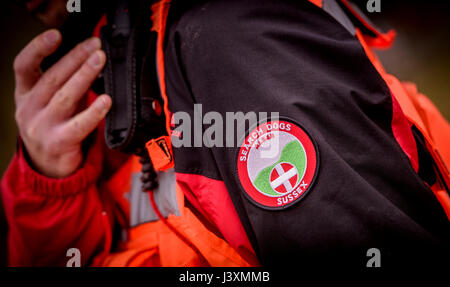 Das Team von Freiwilligen sind im Tiefland Such- und Rettungshunde in Aktion in West Sussex. Stockfoto