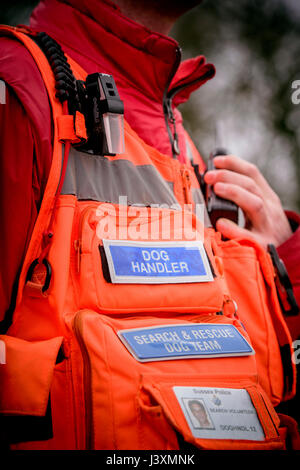 Das Team von Freiwilligen sind im Tiefland Such- und Rettungshunde in Aktion in West Sussex. Stockfoto