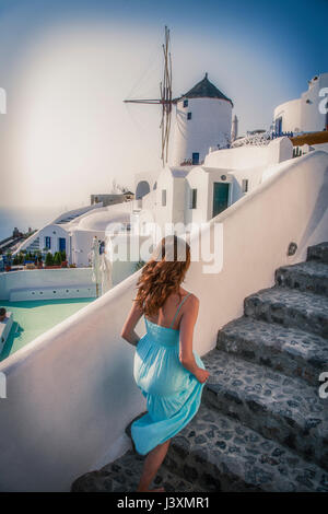 Frau wenige Schritte, Santorini, Kykladen, Griechenland Stockfoto