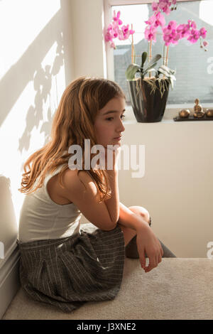 Sitzt oben auf der Treppe suchen traurige Mädchen Stockfoto