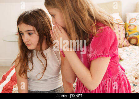 Mädchen Freund Flüstern Stockfoto