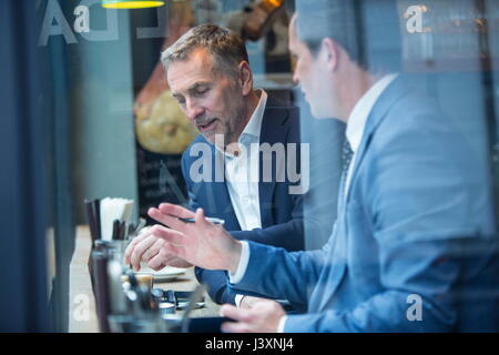 Zwei Geschäftsleute in Diskussion im Restaurant Fensterplatz Stockfoto