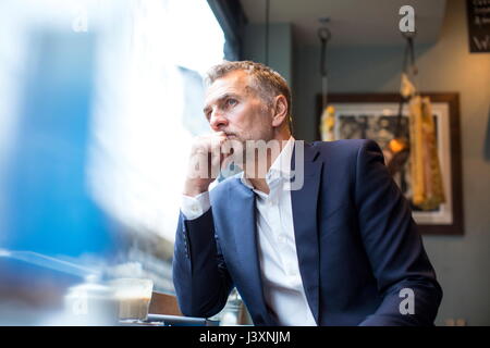 Reifen Geschäftsmann aus Restaurant Fenster Stockfoto