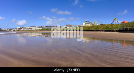 Portrush Strand West Strand unter Barrys Amusment park Stockfoto