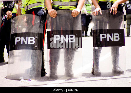 Weibliche Polizisten halten Schilde während eines Protestes in Caracas. Stockfoto