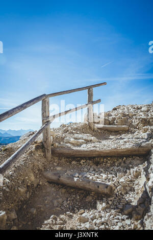 Treppen auf eine alpine trekking-Route führt scheinbar in den Himmel mit lebhaften blauen Himmel. Stockfoto