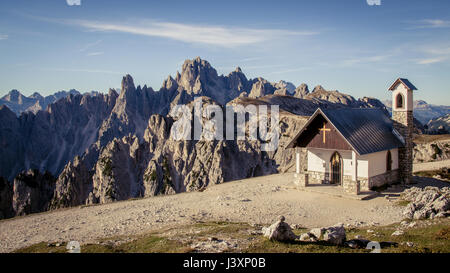 Kapelle der Alpini in den italienischen Dolomiten an einem strahlend blauen Himmel-Tag. Berge und alpinen Landschaft im Hintergrund. Stockfoto