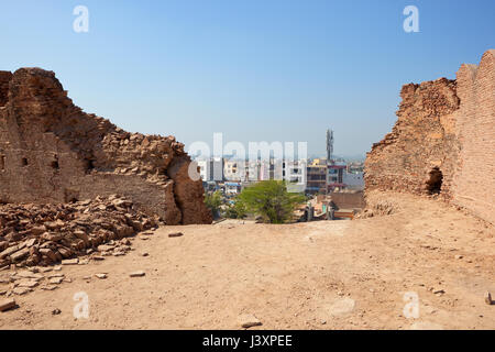 Hanumangarh Stadt Rajasthan Indien angesehen von Wänden in der Restauration im Bhatner Fort mit Ziegel Bauschutt und Akazie Bäume unter blauem Himmel in sprin Stockfoto