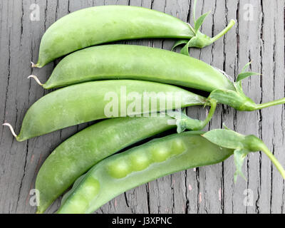 Gruppe von frischen Erbsen in der Schote aus dem Garten. Stockfoto