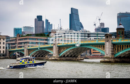 Polizeistreife Boot auf der Themse nähert sich Southwark Bridge, London Stockfoto