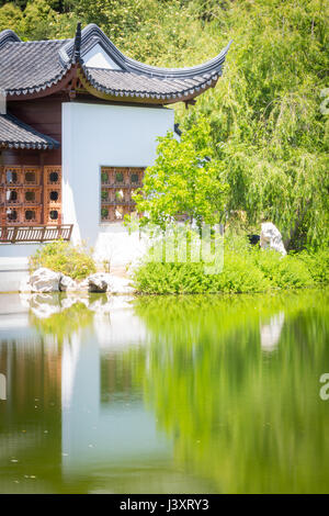 Schöne chinesische Gebäude und Teich. Stockfoto