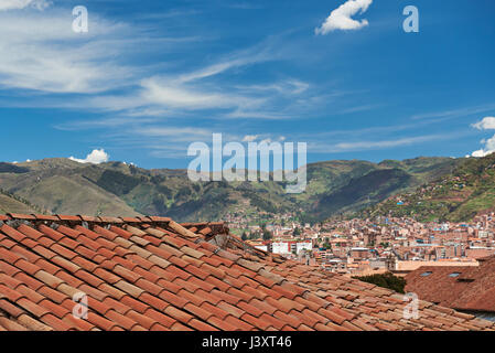 Alten roten Ziegeldach auf sonnigen Tag Cusco Stadt Hintergrund Stockfoto