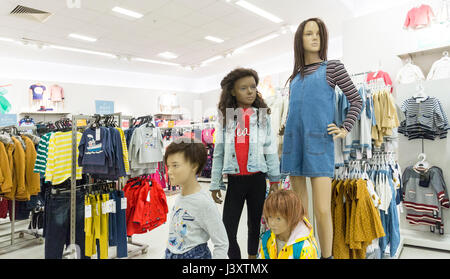 Mode Kleidung für Kinder auf dem Display im Shop, UK Stockfoto