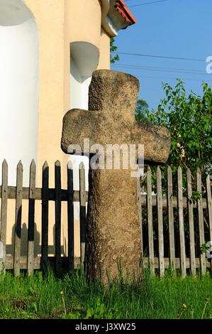 Die Kreuze der Buße sind monolithische, einfachen und strengen Stein Formen in Form eines Kreuzes durch Mörder an den Ort des Mordes erhoben. Stockfoto