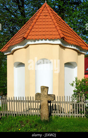 Die Kreuze der Buße sind monolithische, einfachen und strengen Stein Formen in Form eines Kreuzes durch Mörder an den Ort des Mordes erhoben. Stockfoto