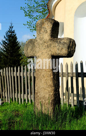 Die Kreuze der Buße sind monolithische, einfachen und strengen Stein Formen in Form eines Kreuzes durch Mörder an den Ort des Mordes erhoben. Stockfoto