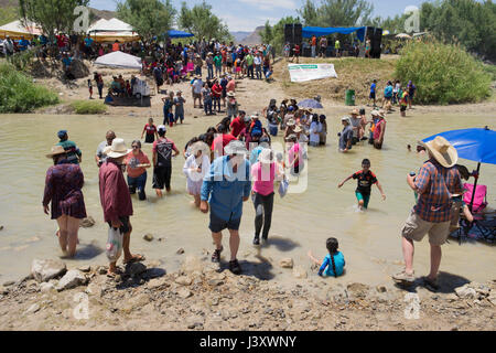 Fiesta Protesta Teilnehmer, eine jährliche Demonstration erneut die Schließung eines Teils der US-mexikanischen Grenze, versammeln sich in den Rio Grande in Lajitas, Texas. Stockfoto