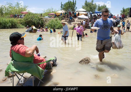 Fiesta Protesta Teilnehmer, eine jährliche Demonstration erneut die Schließung eines Teils der US-mexikanischen Grenze, versammeln sich in den Rio Grande in Lajitas, Texas. Stockfoto