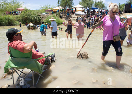 Fiesta Protesta Teilnehmer, eine jährliche Demonstration erneut die Schließung eines Teils der US-mexikanischen Grenze, versammeln sich in den Rio Grande in Lajitas, Texas. Stockfoto