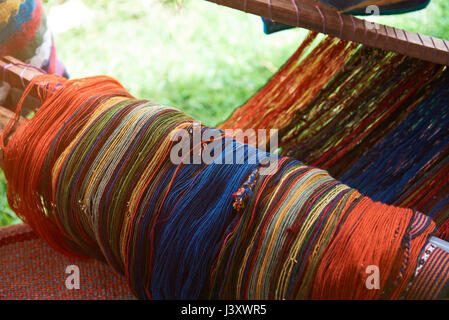 Traditionelle peruanische Textile Nahaufnahme auf unscharfen Hintergrund. Bunte Wollstoff Stockfoto
