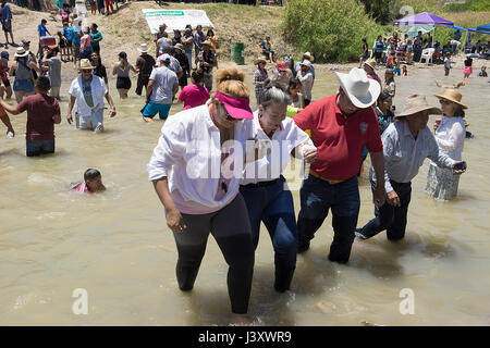 Fiesta Protesta Teilnehmer, eine jährliche Demonstration erneut die Schließung eines Teils der US-mexikanischen Grenze, versammeln sich in den Rio Grande in Lajitas, Texas. Stockfoto