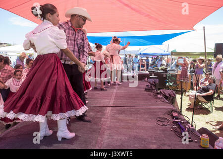 Fiesta Protesta Teilnehmer, eine jährliche Demonstration erneut die Schließung eines Teils der US-mexikanischen Grenze, versammeln sich in den Rio Grande in Lajitas, Texas. Stockfoto