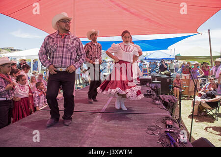 Fiesta Protesta Teilnehmer, eine jährliche Demonstration erneut die Schließung eines Teils der US-mexikanischen Grenze, versammeln sich in den Rio Grande in Lajitas, Texas. Stockfoto