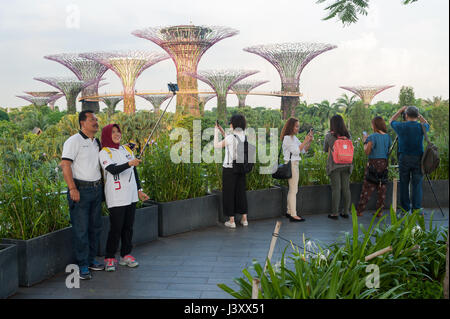 05.05.2017, Singapur, Republik Singapur, Asien - Touristen fotografieren die Supertrees in den Gärten von der Bucht Freizeitpark. Stockfoto