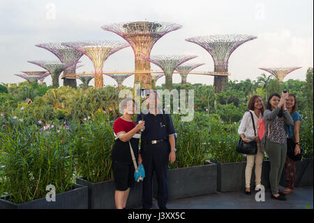 05.05.2017, Singapur, Republik Singapur, Asien - Touristen fotografieren die Supertrees in den Gärten von der Bucht Freizeitpark. Stockfoto