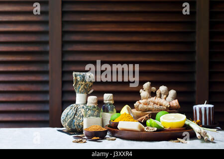 Spa, Heide-Pflege-Set von ätherischen Ölen, Seife, Ingwer, Kurkuma-Wurzeln und Gewürze auf einem Teller. Braune hölzerne Hintergrund. Textfreiraum Stockfoto