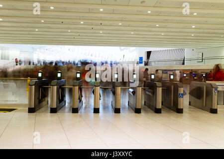 New York, USA-18. August 2016: Oculus Verkehrsknotenpunkt ersetzt die Pfad-Bahnhof, der während der 9/11 Terroranschläge zerstört wurde. Stockfoto