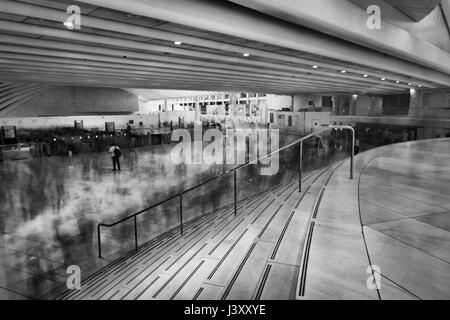 New York, USA-18. August 2016: Oculus Verkehrsknotenpunkt ersetzt die Pfad-Bahnhof, der während der 9/11 Terroranschläge zerstört wurde. Stockfoto