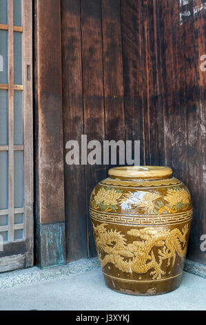 Alte japanische glasierte Steingut oder Keramik Glas mit Drachen Musterdesign als Wasserbehälter verwendet Stockfoto