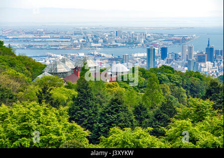 Kobe Port Island und Kobe Flughafen in Osaka Bay gesehen vom Nunobiki Kräutergarten am Berg Rokko in Kobe, Japan Stockfoto