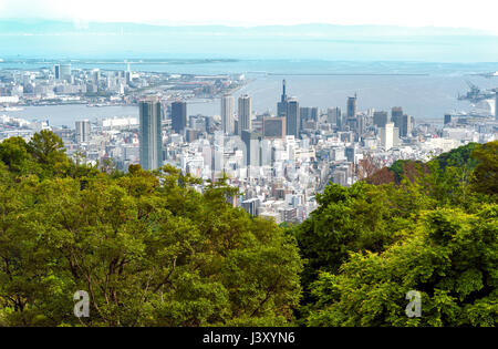 Luftaufnahme der Stadt Kobe und Hafen Insel von Kobe aus Berg Rokko, Skyline und Stadtbild von Kobe, Hyogo-Präfektur, Japan Stockfoto