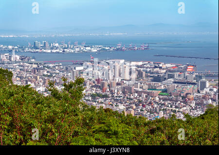 Luftaufnahme der Stadt Kobe und Hafen Insel von Kobe aus Berg Rokko, Skyline und Stadtbild von Kobe, Hyogo-Präfektur, Japan Stockfoto